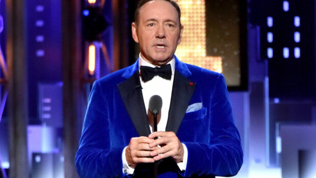 Kevin Spaceylle armotonta kritiikkiä somessa – yritti kääntää teinipojan ahdistelusyytökset seksuaaliseen suuntautumiseensa! Kevin Spacey