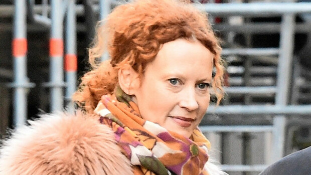 Terveysongelmien kanssa paininut ex-huippumalli Saimi Hoyer seikkaili Stadissa: hyppäsi taksiin ja karkasi ulkomaille – paparazzikuvat! Saimi Hoyer lähti Lontooseen.