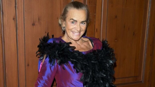 Taiteilija Miina Äkkijyrkkä kaahasi 42 kilometriä tunnissa ylinopeutta - satojen eurojen sakot liikenneturvallisuuden vaarantamisesta! miina äkkijyrkkä poseeraa seiskalle