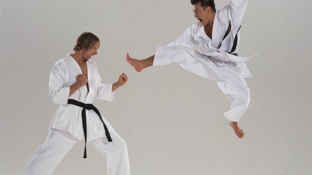 46-vuotias huijasi vuosia olevansa työkyvytön ja eli valtion rahoilla - kärähti huijauksesta nololla tavalla: karate ja tupakointi paljastivat! Työkyvyttömäksi uskottu nainen voitti karateturnauksen.