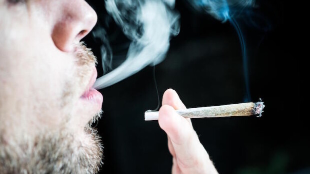 Parantaako ruoho seksiä? Kannabiksen polttaminen saattaa parantaa seksiä.