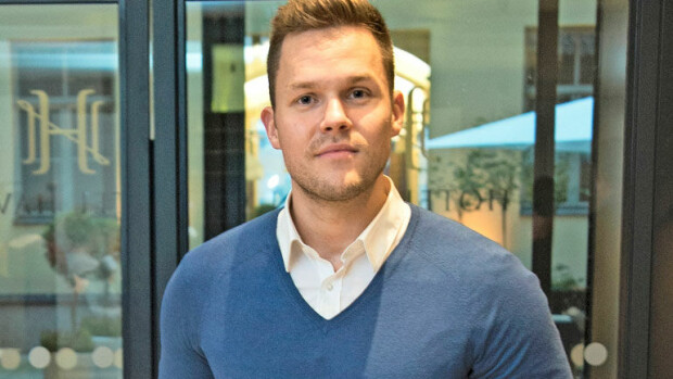 Tältä entinen Salatut elämät -tähti Ronny Roslöf näyttää nyt – kuva! Vaihtoi näyttelemisen asuntobisnekseen, saa yhä fanipostia Ronny Roslöf myy asuntoja, mutta näyttelee edelleen.