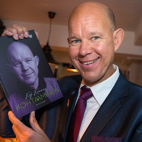Kaj Kunnas ja uutuuskirjansa Kohtaaminen (Mistake Media). Kaj Kunnas ja uutuuskirjansa Kohtaaminen (Mistake Media).