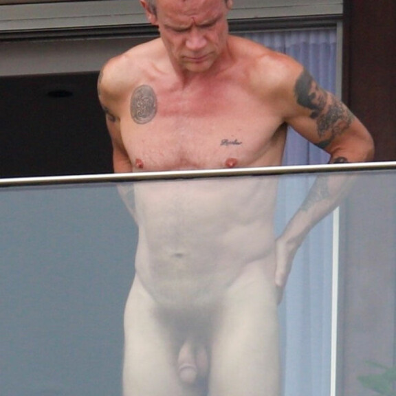 K18: Red Hot Chili Peppers -tähti nakuili Brasiliassa – sensuroimaton kikkelikuva! Michael Balzary