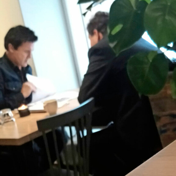 Ohhoh! Jethro Rostedtilla ja Sedu Koskisella salaiset kaupat tekeillä? Katso kuva! Sedu ja Jethro pyörittelivät papereita.