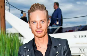 Sauli Koskinen sammui aamuyöllä kahvilan pöytään, herättyään puristeli asiakkaita ja aiheutti raivoa - kuva!