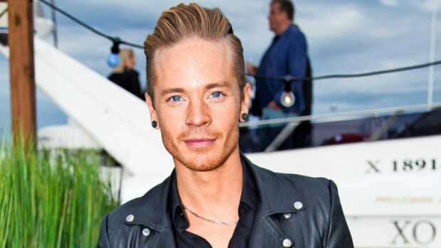 Sauli Koskinen sammui aamuyöllä kahvilan pöytään, herättyään puristeli asiakkaita ja aiheutti raivoa - kuva! Sauli Koskinen nukahti pöytään.