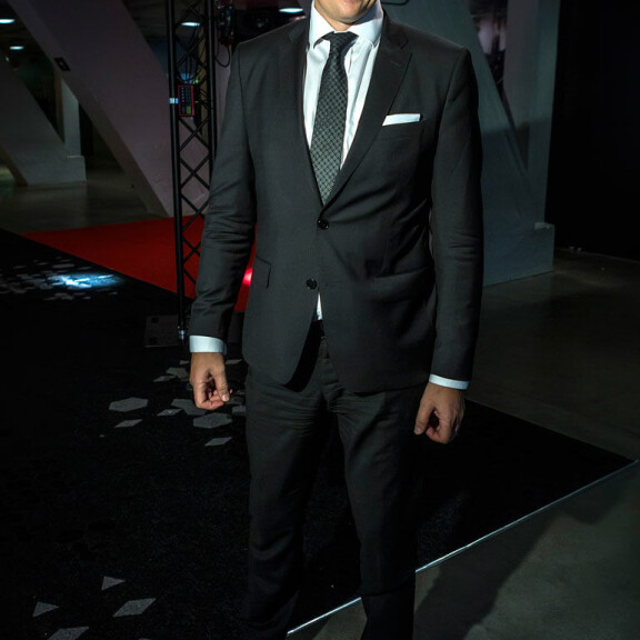 #MeToo-kampanjaa arvostava perussuomalaisten kansanedustaja jäätyi täysin kuultuaan Teuvo Hakkaraisen möläytyksestä – ”Sanotaan näin, että…” Tom Packalén