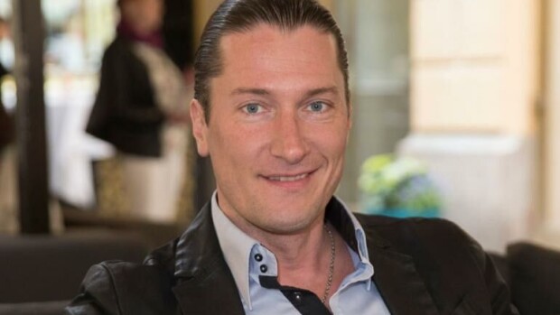 Tomi Metsäketo halutaan ulos Tähdet, tähdet -ohjelmasta kourintakohun takia - näin vastaa ohjelman tuotanto: Tuomitsemme kaikenlaisen häirinnän! Tomi MEtsäketo