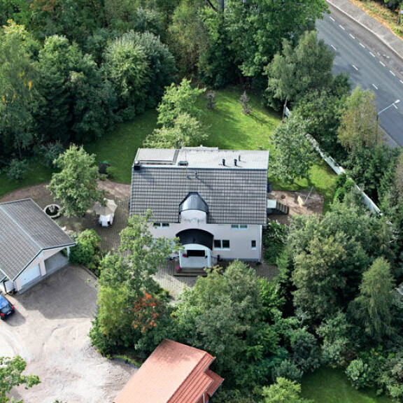 Tässä on Sauli Niinistön ja Jenni Haukion vauvan ensimmäinen koti: 580 000 euron kivilinna! Niinistöjen koti Espoossa.