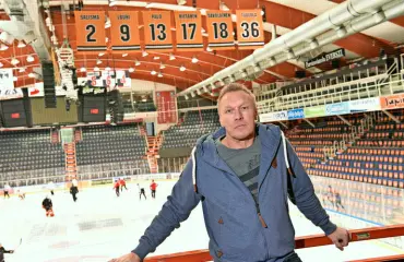 HPK hylkäsi ex-huippukiekkoilija Mika Lartaman - pelipaita laskettiin katosta talousrikoksen vuoksi: Huumeet annettiin anteeksi! 