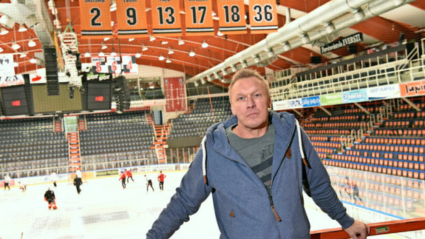 HPK hylkäsi ex-huippukiekkoilija Mika Lartaman - pelipaita laskettiin katosta talousrikoksen vuoksi: Huumeet annettiin anteeksi! Mika Lartaman paita laskettiin katosta.