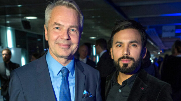 Presidenttiehdokas Pekka Haavisto yrmynä parturirakkaansa Antonio Floresin isosta muodonmuutoksesta: Pekka ei hirveästi tykkää! Pekka Haavisto ja Antonio Flores Tuntematon sotilas -elokuvan ensi-illassa.