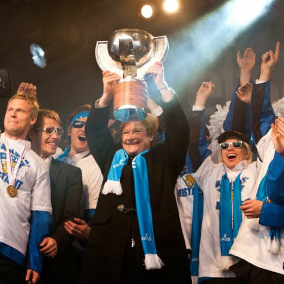 Tasavallan presidentti Tarja Halonen osallistui Leijonien kultajuhliin 2011. Tasavallan presidentti Tarja Halonen osallistui Leijonien kultajuhliin 2011.
