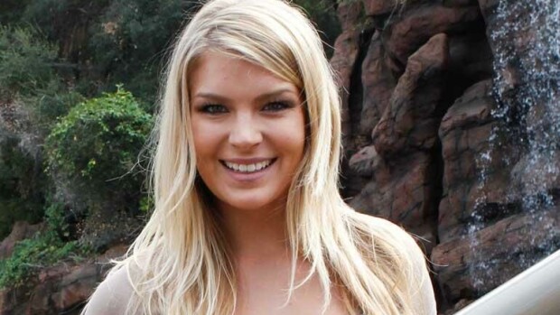 Uuh, Pia Lamberg esittelee rintojaan pelkkään turkisliiviin kietoutuneena - mutta mitkä nuo rillit ovat?! Pia Lamberg hymyilee.