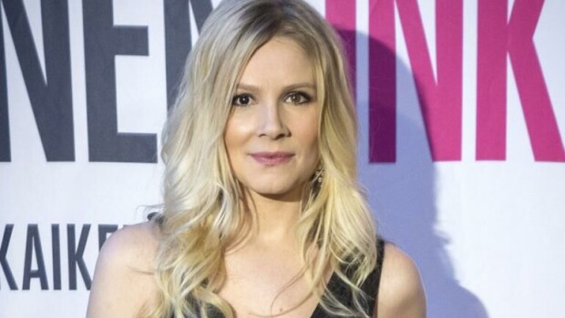 Pamela Tola julkaisi haikean 36-vuotissyntymäpäiväkuvan: 'Valoa tarvittaisiin, jos nyt ei ulkoisesti, niin sisäisesti!' Pamela Tola poseeraa.