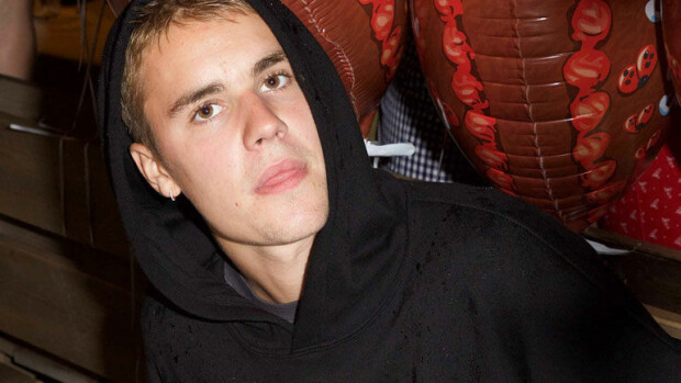 Justin Bieber joi shotteja bikinikaunottaren kanssa – kuvat! Justin Bieber kaatoi shotteja Meksikossa.