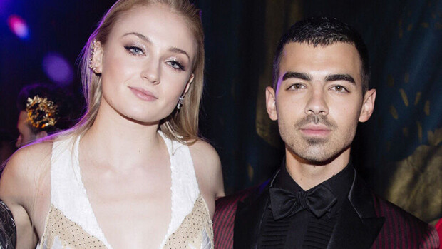 Game of Thrones -kaunotar kihlautui muusikkomiehensä kanssa - suhdetta takana vasta vuosi! Sophie Turner poseeraa kameralle