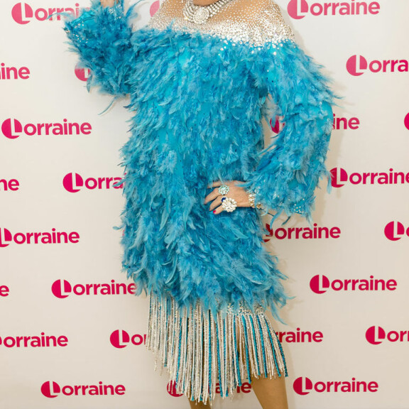 Uuh, Pia Lamberg esittelee rintojaan pelkkään turkisliiviin kietoutuneena - mutta mitkä nuo rillit ovat?! Dame Edna