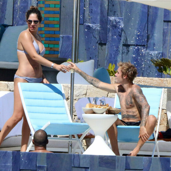 Justin Bieber joi shotteja bikinikaunottaren kanssa – kuvat! Justin Bieber Meksikossa.