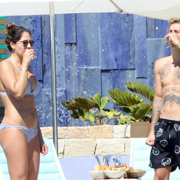 Justin Bieber joi shotteja bikinikaunottaren kanssa – kuvat! Justin Bieber ja bikinikaunotar.