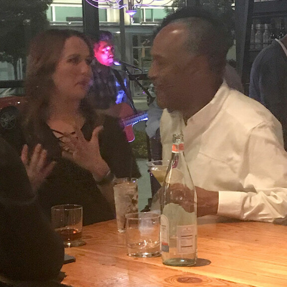 Vankilasta vapautunut O.J. Simpson vietti baari-iltaa – naiset piirittivät! O.J. Simpson baarissa.