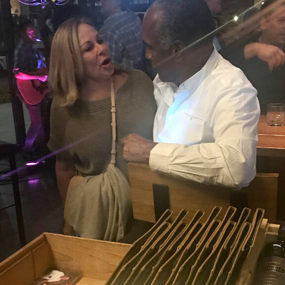 Vankilasta vapautunut O.J. Simpson vietti baari-iltaa – naiset piirittivät! O.j. simpson naisseurassa.