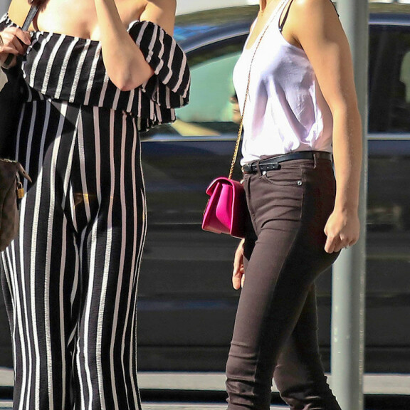 Sininen tulevaisuus -eduskuntaryhmään siirtynyt kohukansanedustaja Tiina Elovaara ahmi Pringles-perunalastuja kiihtyvällä tahdilla. Kun perunalastut loppuivat, Tiina ryhtyi pureskelemaan kynsiään. Sininen tulevaisuus -eduskuntaryhmään siirtynyt kohukansanedustaja Tiina Elovaara ahmi Pringles-perunalastuja kiihtyvällä tahdilla. Kun perunalastut loppuivat, Tiina ryhtyi pureskelemaan kynsiään.