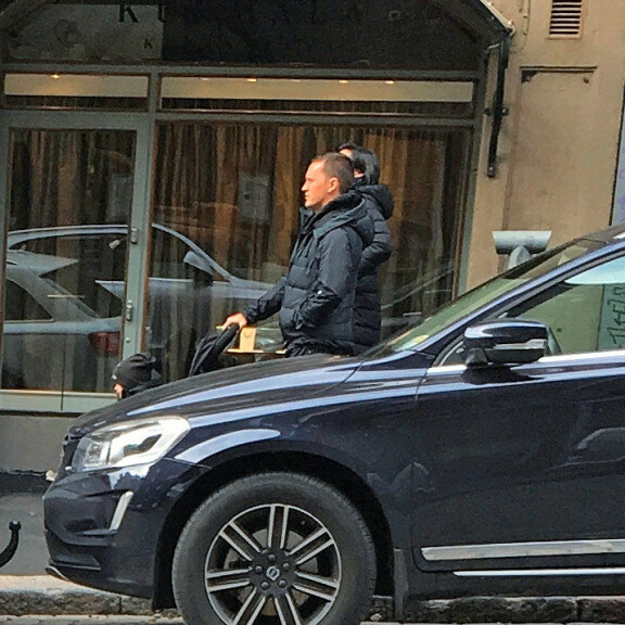 Nyt on söpöä: Mirella Koullias ja miljonääri Tomas Von Rettig kuhertelivat sylikkäin puistossa – kuva! Mirella ja Tomas kävelemässä.
