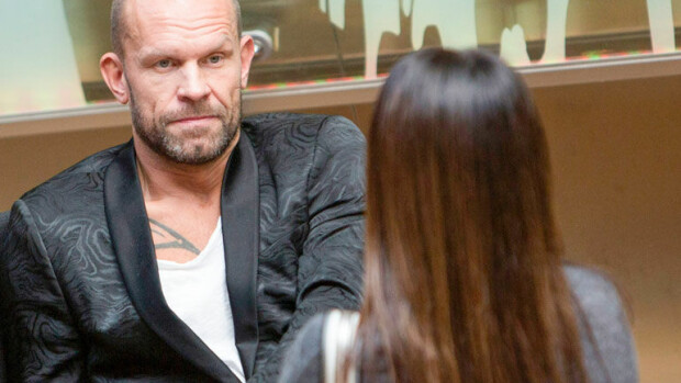Näin Jere Karalahden ja ex-salarakkaan jäätävä kohtaaminen eteni ostarilla - katso hyytävät paparazzikuvat! Jere ja Oksana kohtasivat kauppakeskuksessa.