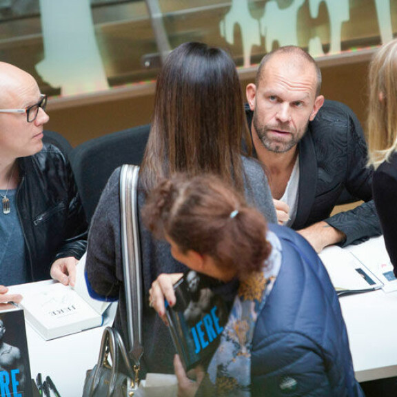 Näin Jere Karalahden ja ex-salarakkaan jäätävä kohtaaminen eteni ostarilla - katso hyytävät paparazzikuvat! Jere jakamassa nimmareita.