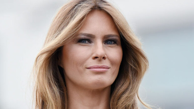 Uuh, Melania Trump edusti Valkoisessa talossa vartalonmyötäisessä asussa – kuva! Melania Trump osallistui Valkoisessa talossa pidettävään tilaisuuteen.