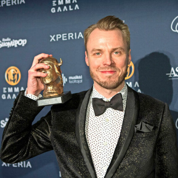 Oho, Anna Puu muutti avoliittoon Jenni Vartiaisen exän kanssa – 500 000 euron puupesä! Jukka Immonen on Jenni Vartiaisen exä.
