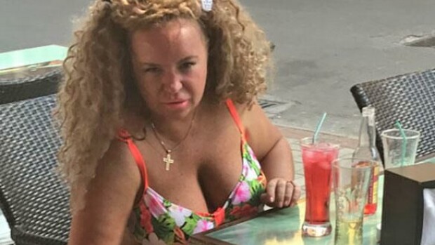 Johanna Tukiainen jakoi jumalan sanaa Turkissa - poliisi vei ja takavarikoi kristinuskon materiaalin! Johanna tukiainen turkissa