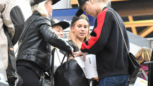 Seiskan paparazzi yllätti polttareita juhlineet julkkiskaunottaret – kuvat! Kiira Korpi lähdössä siskonsa kanssa Barcelonaan.