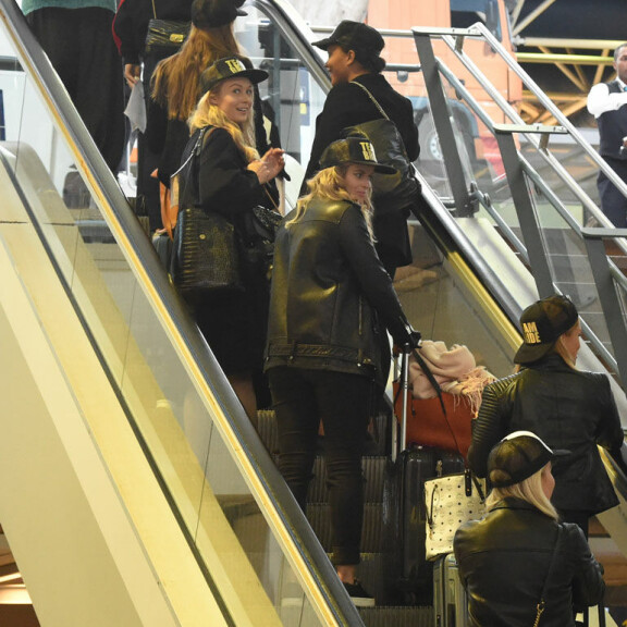 Seiskan paparazzi yllätti polttareita juhlineet julkkiskaunottaret – kuvat! Polttariporukka oli pukeutunut yhtenäisesti.