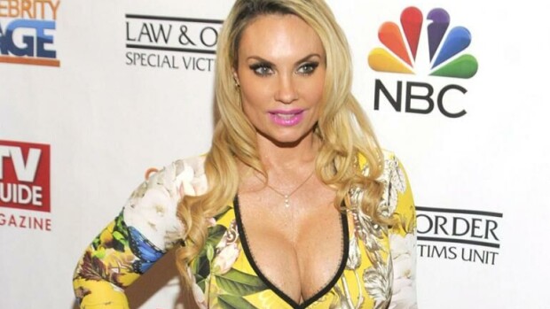 Coco Austinin panos rintasyöpäkampanjaan: esittelee jättirintojaan pienen pienissä rintsikoissa - video! coco austin punaisella matolla.