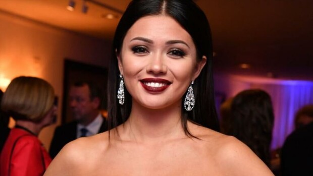 Juontaja-Shirly julkaisi viininhimoissaan seksikkään kuvan - kollega-Jaajo antoi kokemuksen puhua! Shirly Karvinen Miss Suomi -finaalissa 2017.
