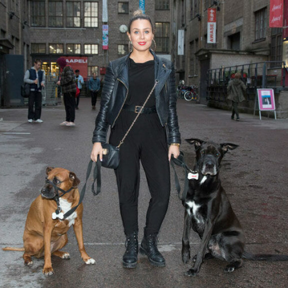 Alma Hätönen sekä koiransa Sonja, 10, ja Shanti, 6. Alma Hätönen saapui gaalaan koiriensa Sonjan, 10, ja Shantin, 6, kanssa.