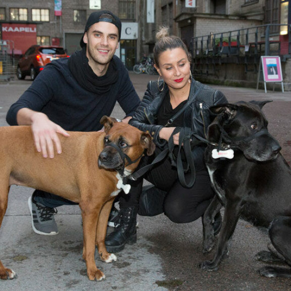 Radiosta tuttu juontajakaunotar esitteli rakkaansa – YleX-tähti asuu yhdessä näyttelijäkomistuksen kanssa: ”Kai tämän voi kertoa…” Jaakko Ohtanen ja Alma Hätönen ovat pari.