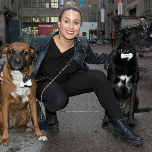 Radiosta tuttu juontajakaunotar esitteli rakkaansa – YleX-tähti asuu yhdessä näyttelijäkomistuksen kanssa: ”Kai tämän voi kertoa…” Alma Hätönen saapui koira-gaalaan koiriensa kanssa.