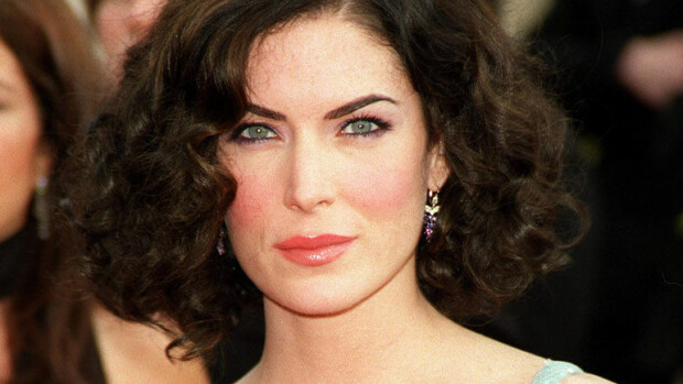 Ikoninen Twin Peaks -kaunotar pilasi kasvonsa kauneusleikkauksilla - tunnistaisitko karuista kuvista? Lara Flynn Boyle punaisella matolla 2002