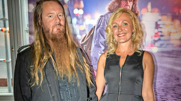 Mari Hynynen onnellisena avioelämästään: Rockjumala Jounista tulee kotona Crocs-jumala! Jouni ja Mari katsovat kotona Netflixiä.