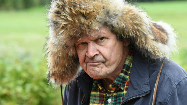 Näin syntyy uusi Mielensäpahoittaja-elokuva: Heikki Kinnunen, 71, loistaa päätähtenä suu mutrussa ja karvalakki vinossa – lue Seiskan reportaasi! Heikki Kinnunen on kuin ilmetty Mielensäpahoittaja.