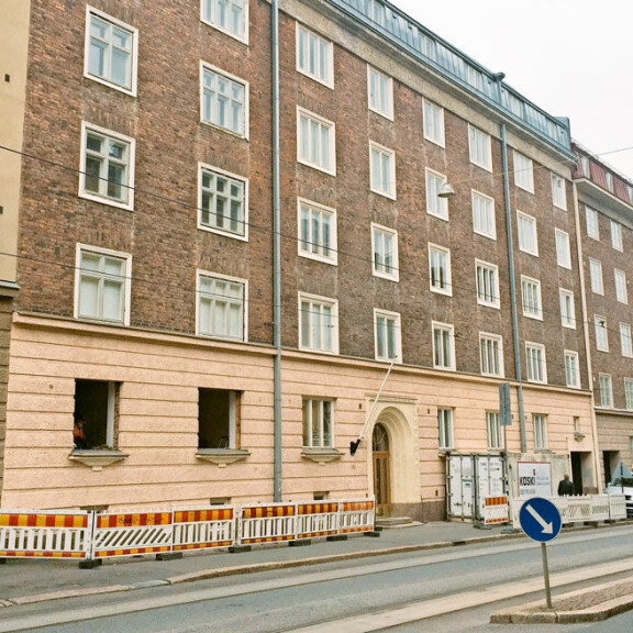 Paparazzi iski: Täällä Touko Aalto lempii salarakas-Iriksen, 24, kanssa – pieni yksiö lähellä eduskuntaa! Touko Aalto asuu nyt lähellä eduskuntaa.