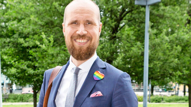Vaimo heitti salasuhteesta narahtaneen Touko Aallon ulos yhteisestä kodista - vihreiden puheenjohtaja asuu nyt vaatimattomassa lemmenluukussa! Vaimo heitti Touko Aallon pois kotoaan.