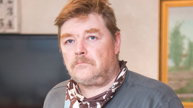 Soihtuna kotipihassaan palaneen Jyrkin, 50, traaginen tarina – saa toistuvia aivoinfarkteja: Enää en koske edes hitsipilliin! Jyrki Peltoniemi paloi pahoin 2014.