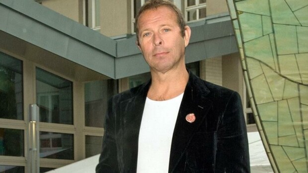 Stefan Lindfors yllätti nuorekkaalla renttulookilla, meuhkasi puhelimeen – kuva! Stefan Lindfors meuhkasi puhelimeensa.