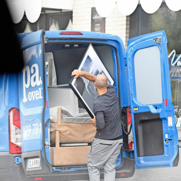 Paparazzi iski: Näin sujui Karalahtien yllätysmuutto Keravalle: Jere kantoi, Nanna kuntoili ja pyllisteli – kuvat! Jere Karalahti kantoi tavaroita autoon.