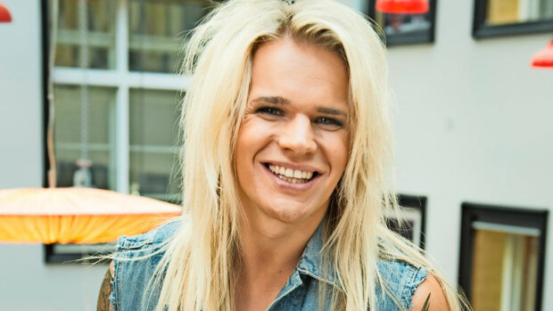 Oho! Olli Herman illallisella kauniin tummaverikön kanssa - missä oli naisystävä Henriikka? Katso kuva! Olli Herman viihtyy kauniissa seurassa.